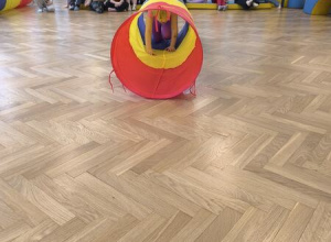 Zajęcia ruchowe na sali gimnastycznej