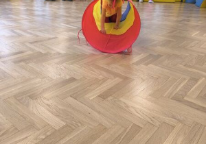 dzieci ćwiczą na sali gimnastycznej