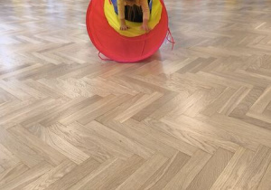 dzieci ćwiczą na sali gimnastycznej