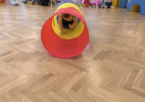 dzieci ćwiczą na sali gimnastycznej