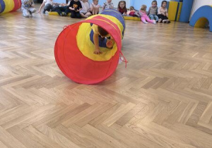 dzieci ćwiczą na sali gimnastycznej