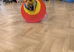 dzieci ćwiczą na sali gimnastycznej