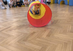 dzieci ćwiczą na sali gimnastycznej