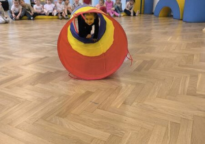 dzieci ćwiczą na sali gimnastycznej