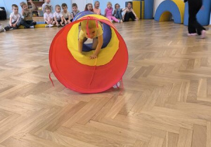 dzieci ćwiczą na sali gimnastycznej