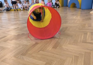 dzieci ćwiczą na sali gimnastycznej