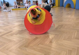 dzieci ćwiczą na sali gimnastycznej