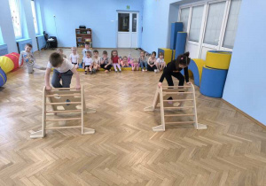 dzieci ćwiczą na sali gimnastycznej