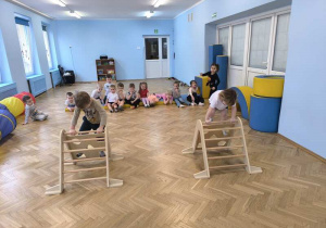 dzieci ćwiczą na sali gimnastycznej