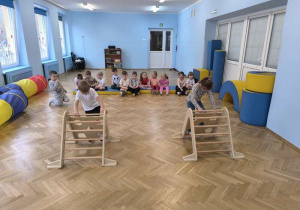 dzieci ćwiczą na sali gimnastycznej