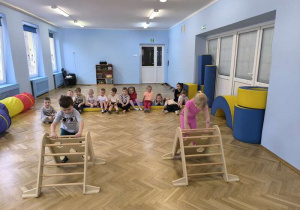 dzieci ćwiczą na sali gimnastycznej