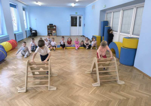 dzieci ćwiczą na sali gimnastycznej