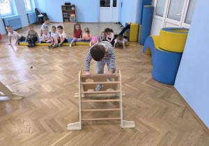 dzieci ćwiczą na sali gimnastycznej