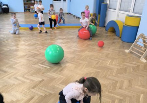 dzieci ćwiczą na sali gimnastycznej