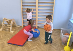 dzieci ćwiczą na sali gimnastycznej