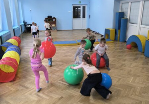 dzieci ćwiczą na sali gimnastycznej