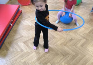 dzieci ćwiczą na sali gimnastycznej