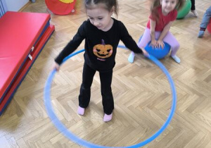 dzieci ćwiczą na sali gimnastycznej