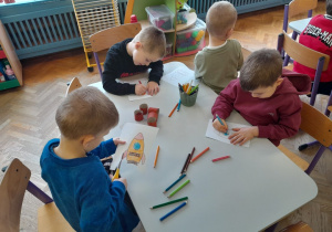 Dzieci tworzą rakietę