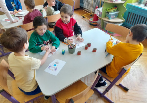 Dzieci tworzą rakietę