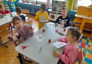 Dzieci tworzą rakietę