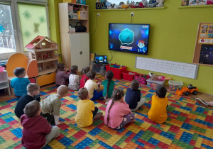 Dzieci oglądają film o kosmosie