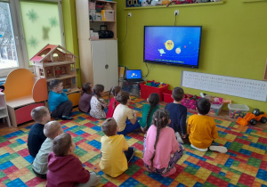 Dzieci oglądają film o kosmosie