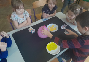 Dzieci tworzą kosmiczną pracę plastyczną