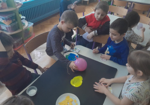 Dzieci tworzą kosmiczną pracę plastyczną