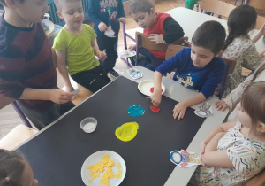 Dzieci tworzą kosmiczną pracę plastyczną