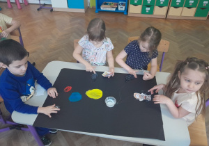 Dzieci tworzą kosmiczną pracę plastyczną