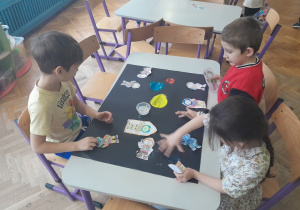 Dzieci tworzą kosmiczną pracę plastyczną
