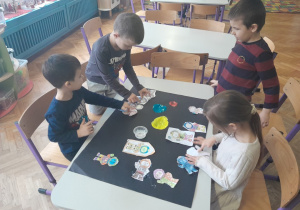 Dzieci tworzą kosmiczną pracę plastyczną