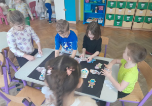 Dzieci tworzą kosmiczną pracę plastyczną