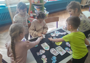 Dzieci tworzą kosmiczną pracę plastyczną