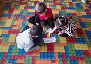 Dzieci układają puzzle