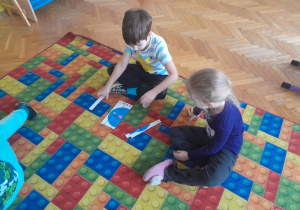 Dzieci układają puzzle