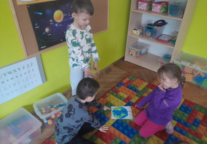 Dzieci układają puzzle