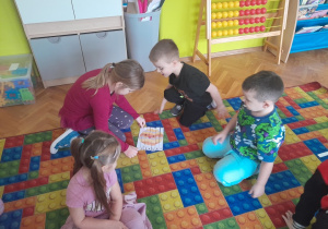 Dzieci układają puzzle