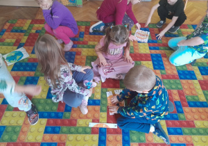 Dzieci układają puzzle