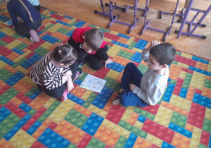 Dzieci układają puzzle