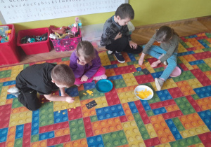 Dzieci układają gwiazdy w konstelacje