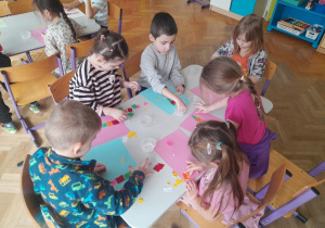 Dzieci układają rakietę ze swoim imieniem