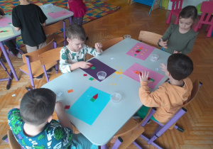 Dzieci układają rakietę ze swoim imieniem