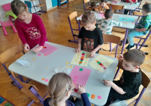 Dzieci układają rakietę ze swoim imieniem