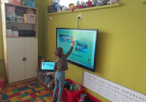 Dzieci rozwiązują zadania multimedialne