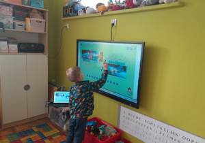 Dzieci rozwiązują zadania multimedialne