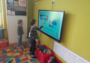 Dzieci rozwiązują zadania multimedialne