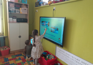 Dzieci rozwiązują zadania multimedialne