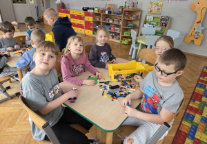 dzieci budują z klocków Lego